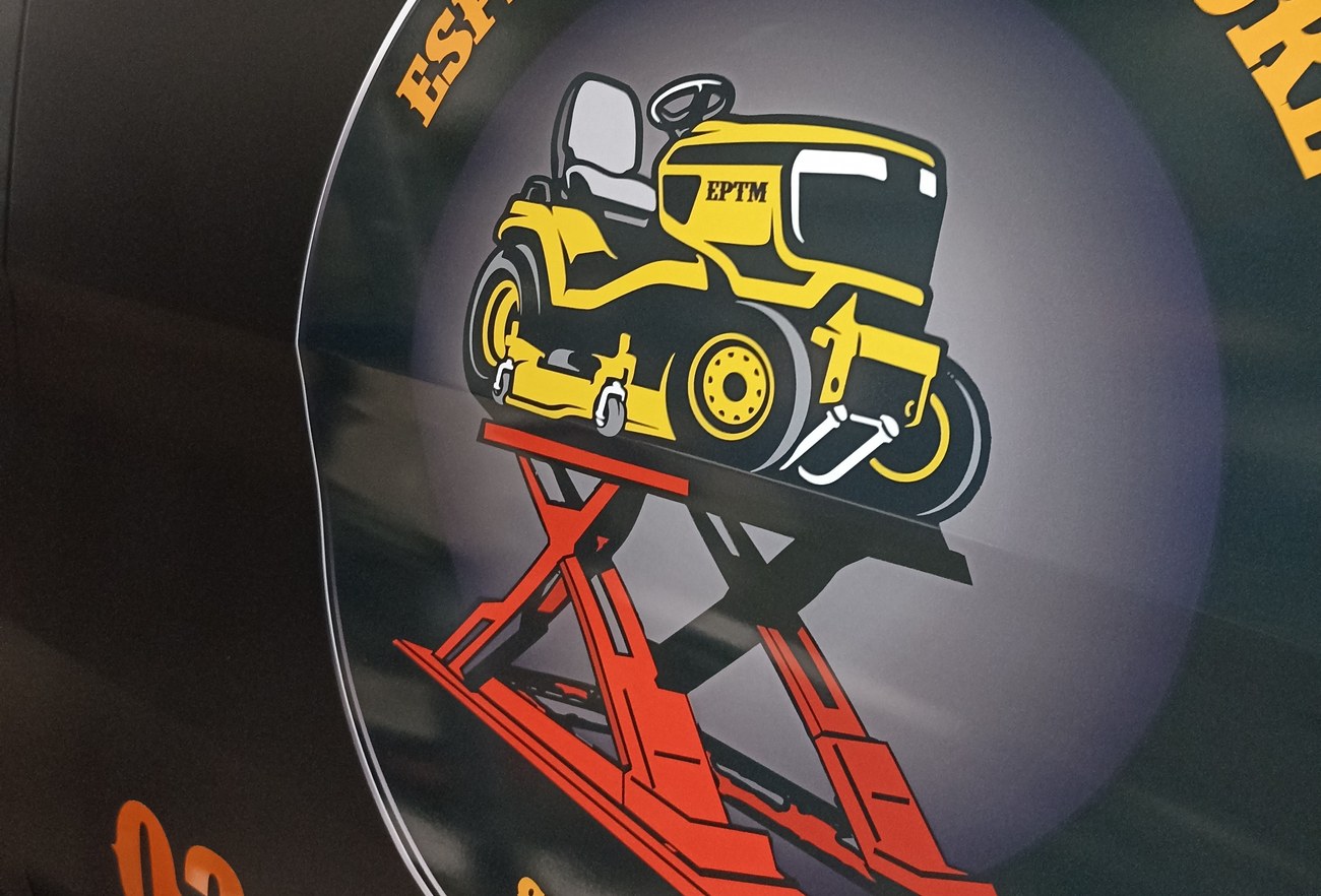 Ford Ranger Espace Motoculture — détail logo rond porte