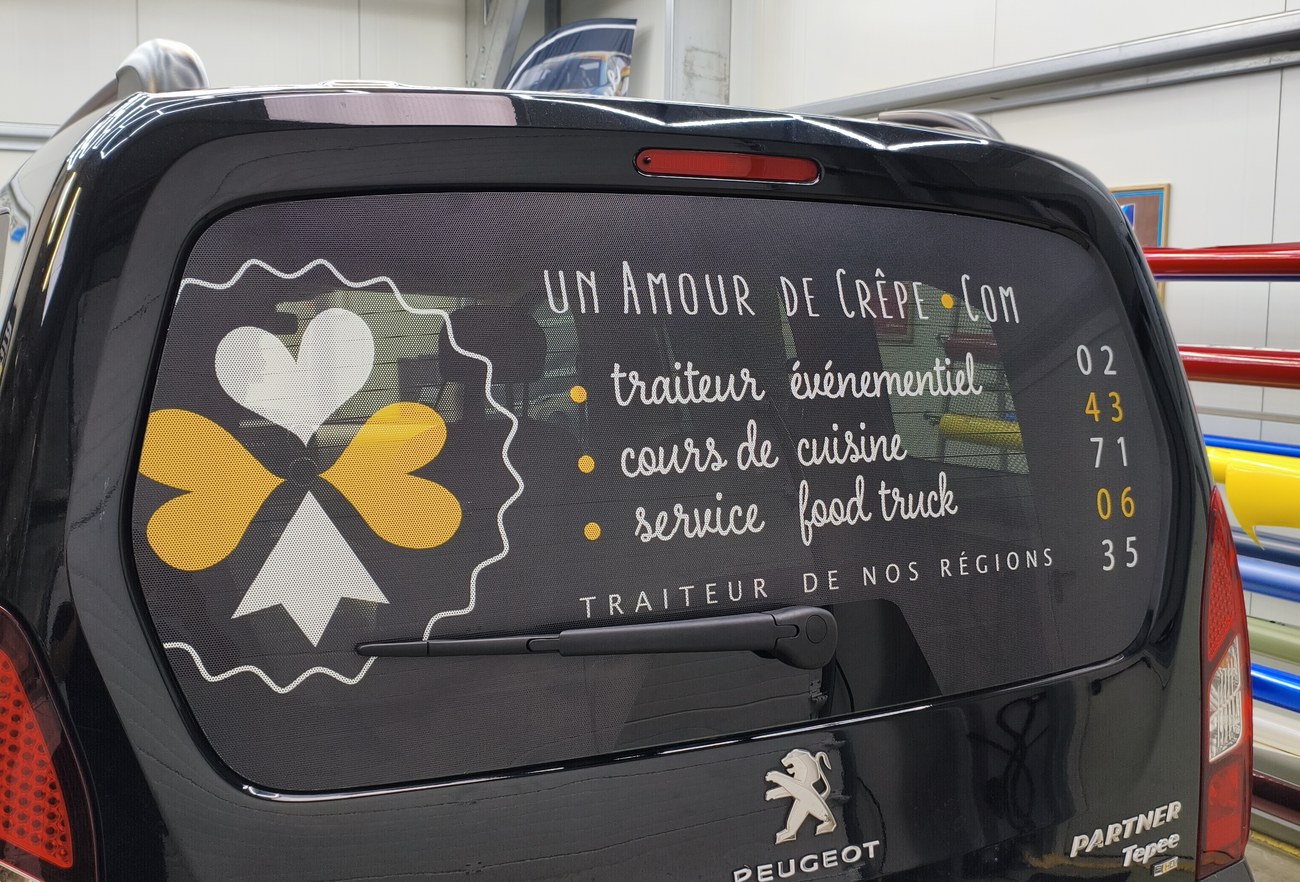 Peugeot Partner Un Amour de Crêpe — vitre arrière logo et coordonnées