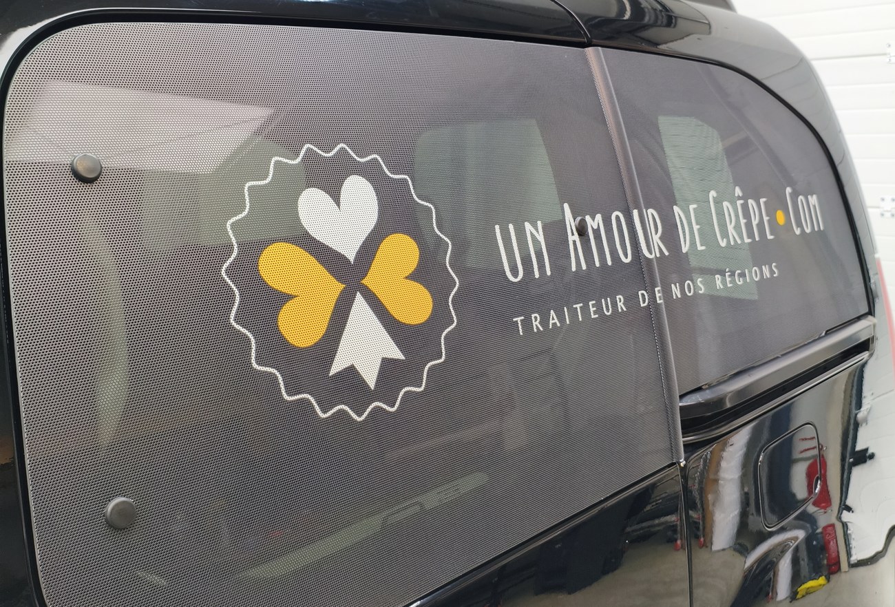 Peugeot Partner Un Amour de Crêpe — détail vitre latérale