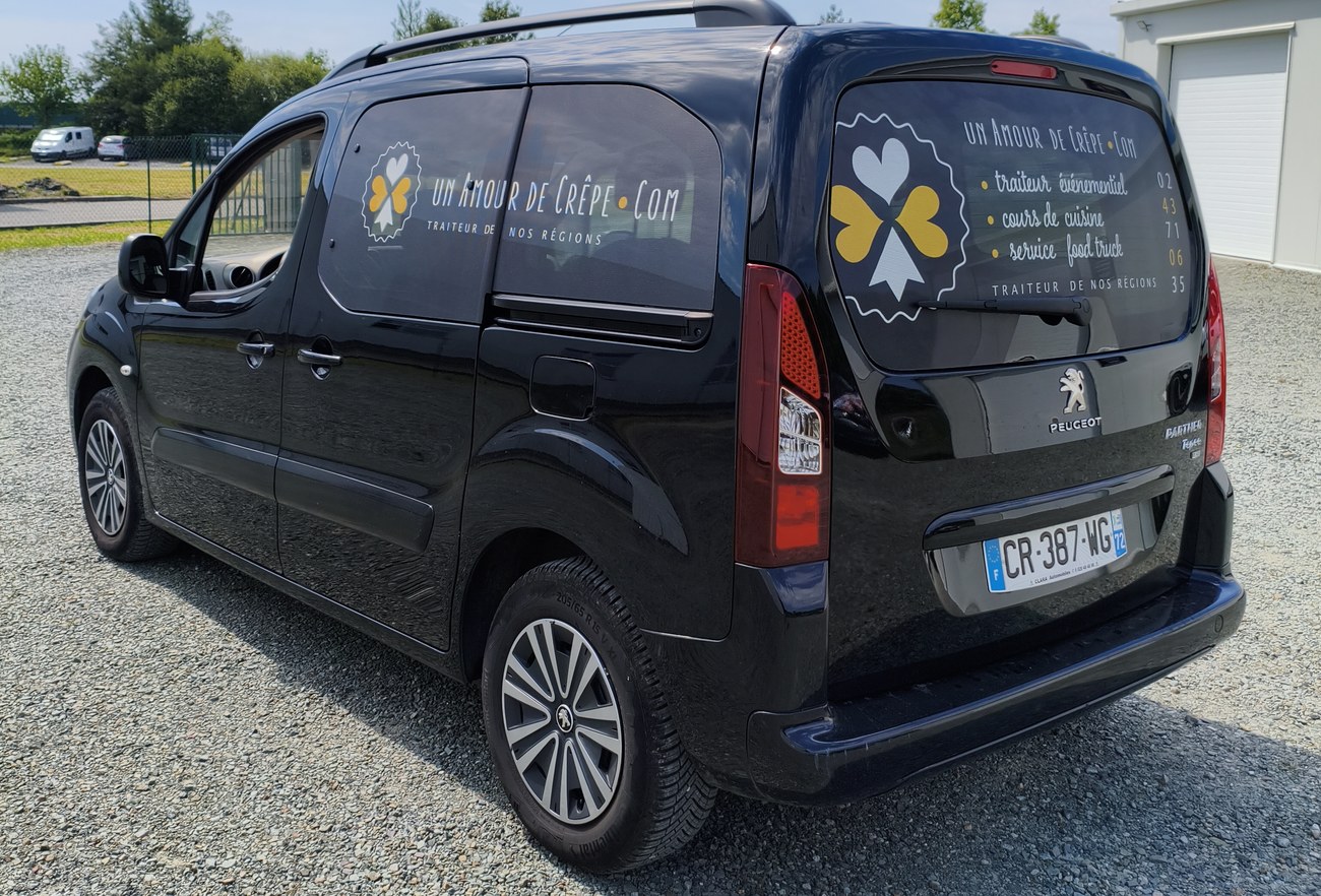 Peugeot Partner Un Amour de Crêpe — vue arrière ¾ profil