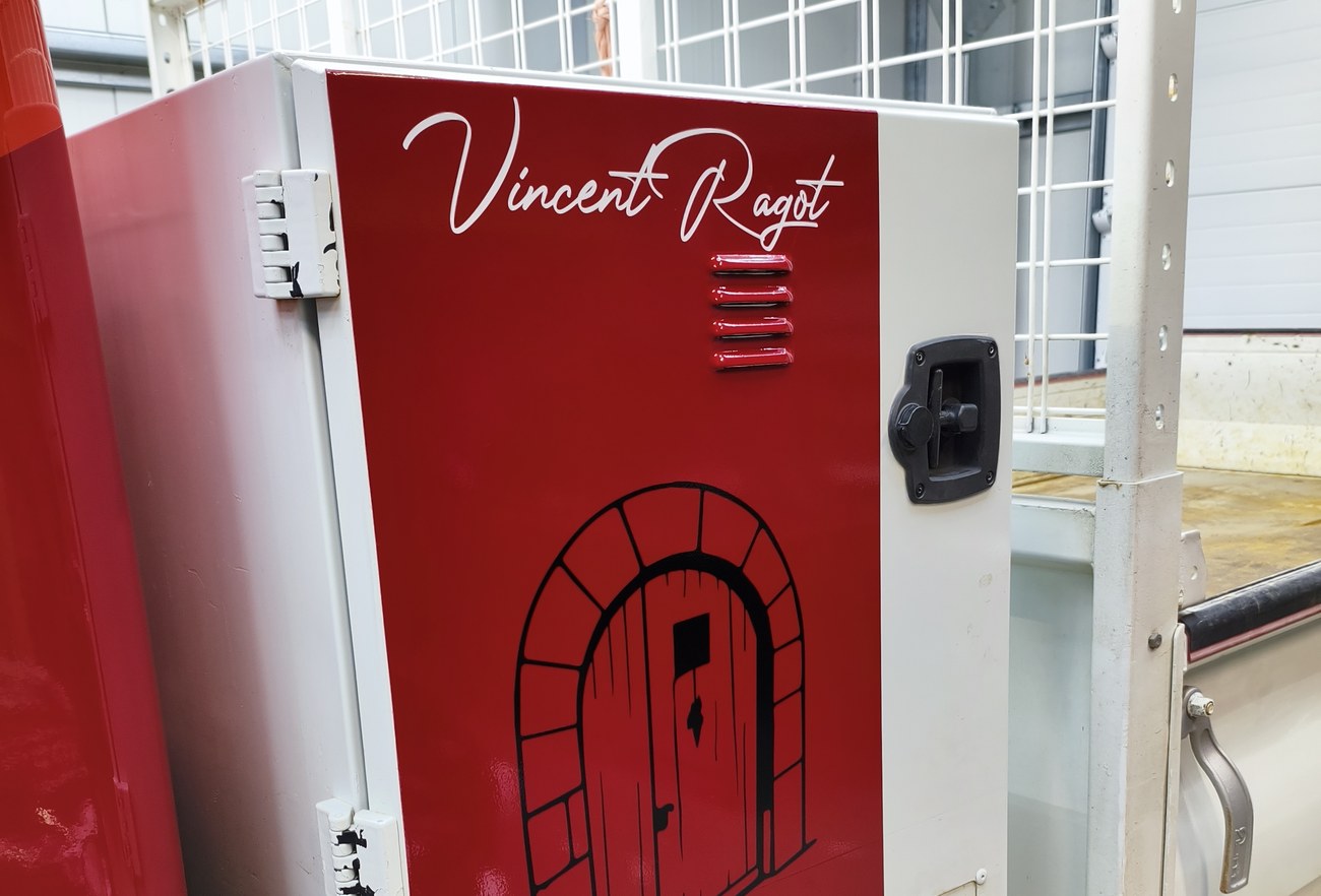 Camion-benne Vincent Ragot — détail coffre latéral signature et porte