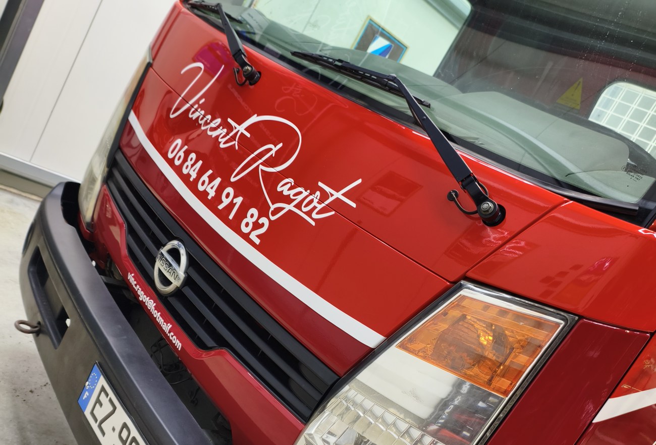 Camion-benne Vincent Ragot — détail capot signature et coordonnées
