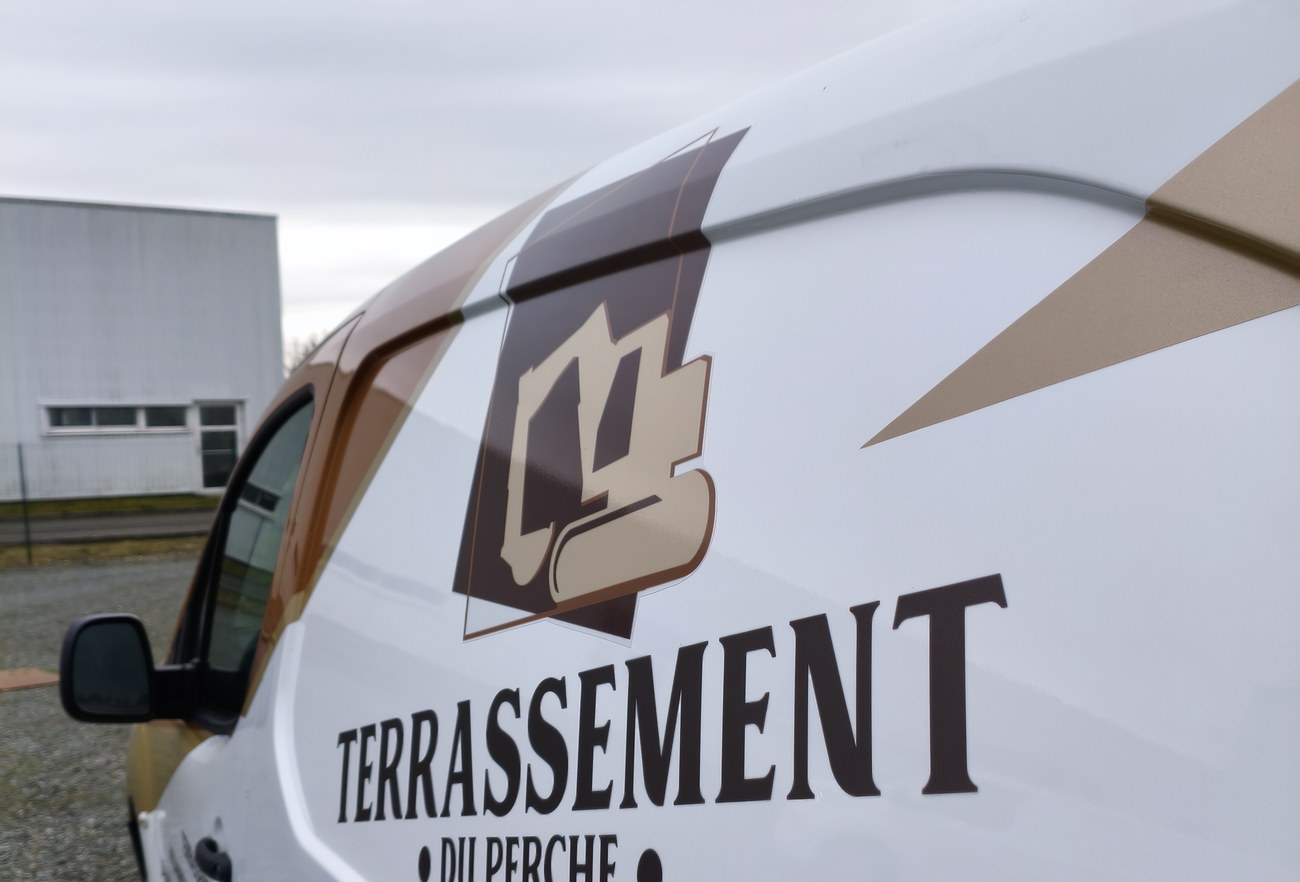 Citroën Berlingo Terrassement du Perche — détail logo latéral