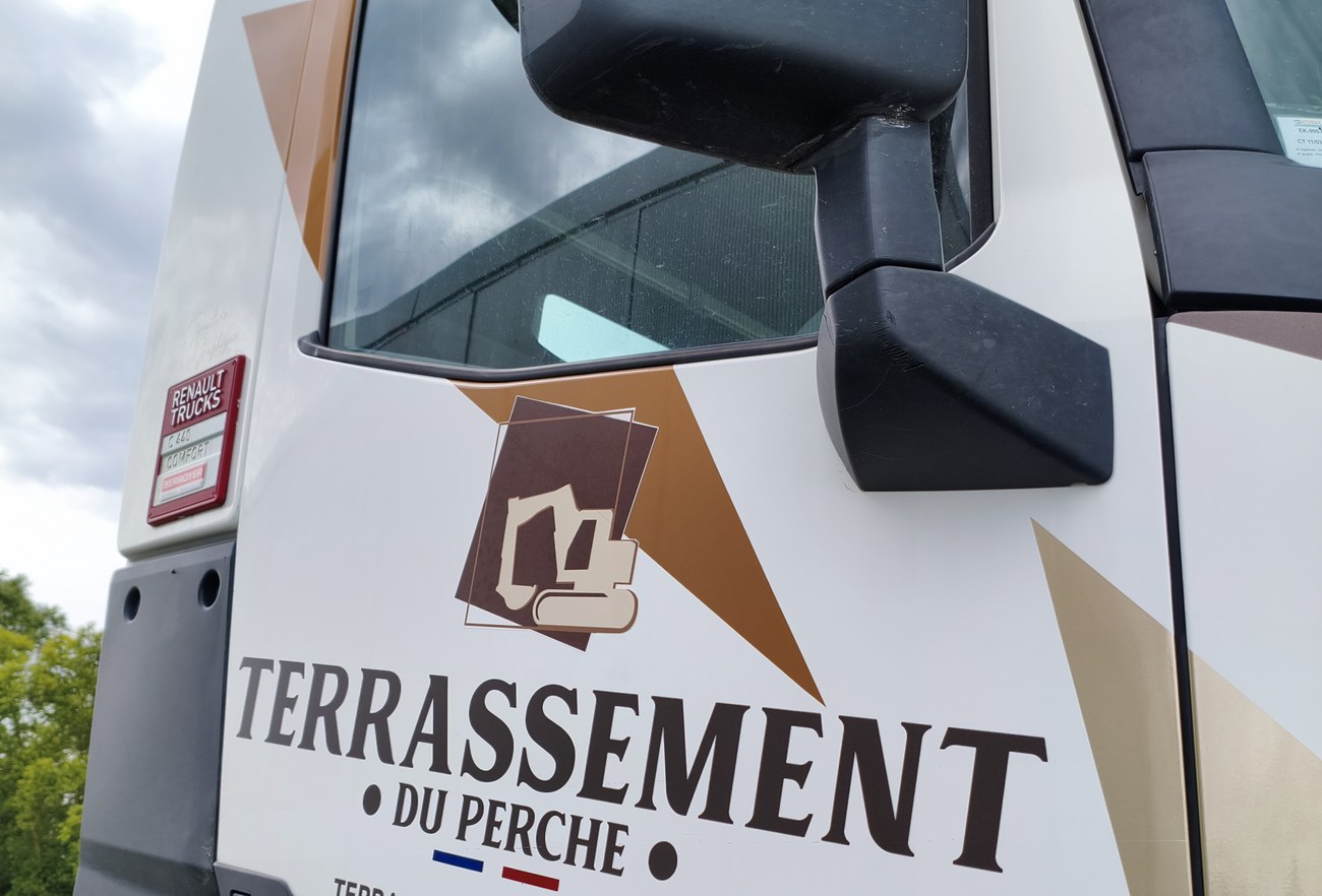 Renault Trucks Terrassement du Perche — détail portière logo