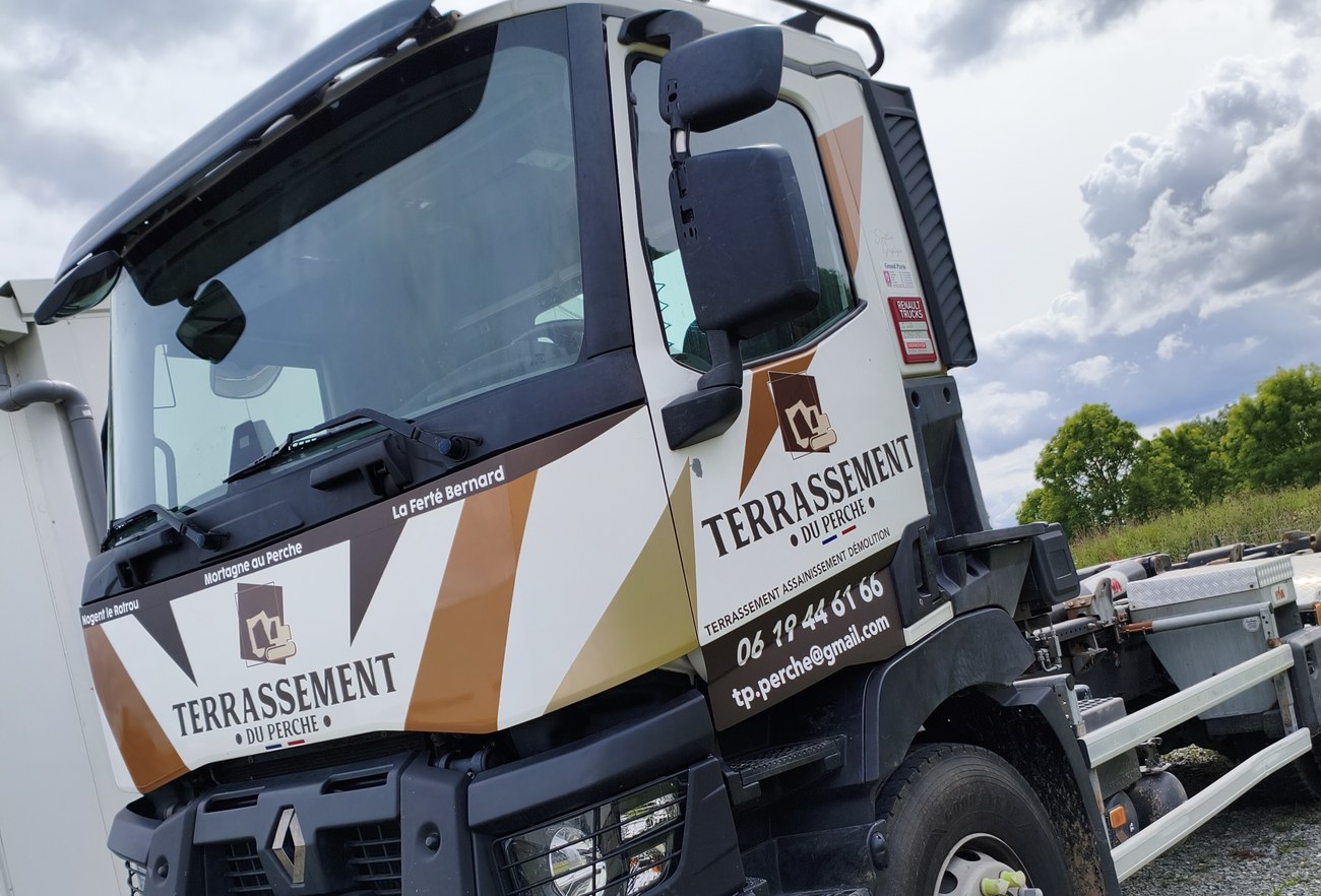 Renault Trucks Terrassement du Perche — vue avant ¾ cabine