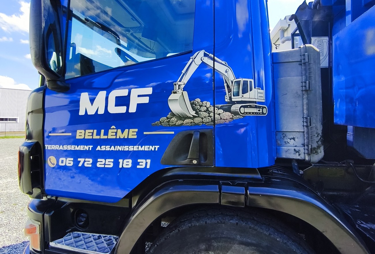Scania MCF Bellême — détail portière logo et pelleteuse