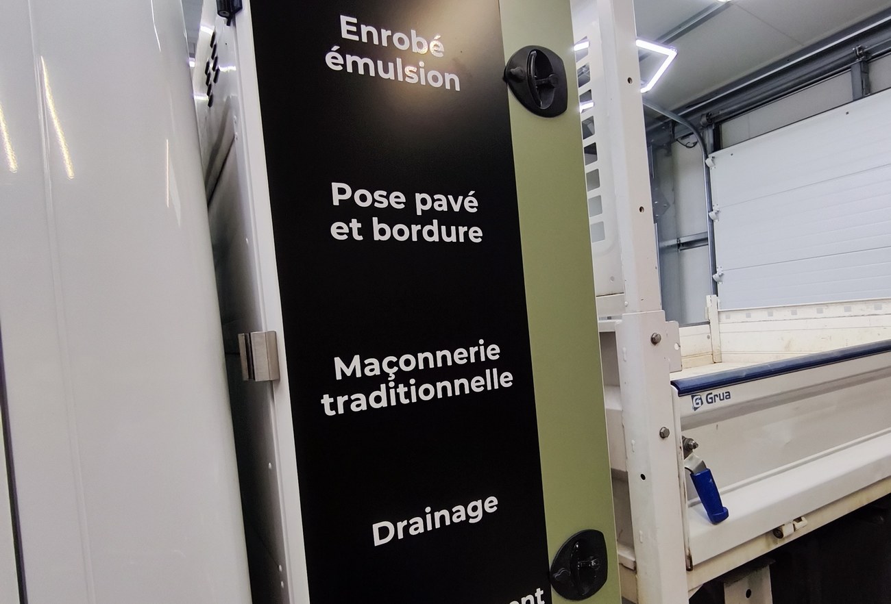 Camion-benne Pater-Chauveau — détail coffre latéral