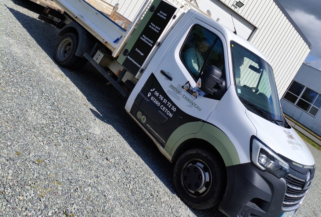 Camion-benne Pater-Chauveau — vue d'ensemble avec mini-pelle