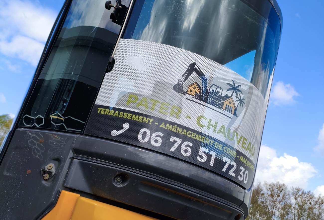 Camion-benne Pater-Chauveau — détail logo cabine mini-pelle