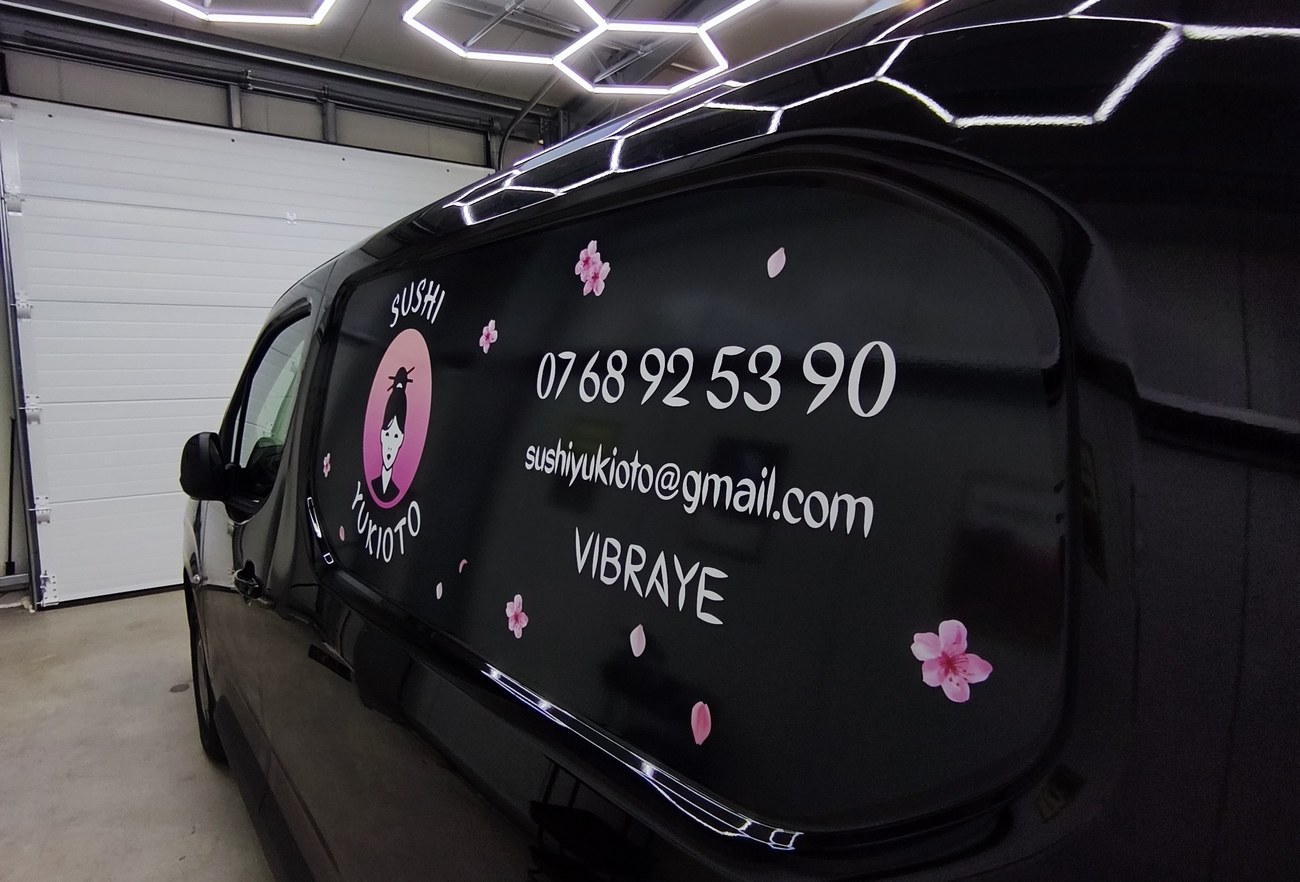 Citroën Berlingo Sushi Yukioto — détail vitre logo et coordonnées