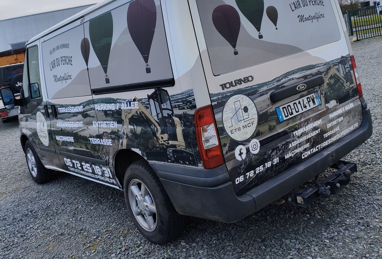 Ford Transit L'Air du Perche — vue arrière ¾